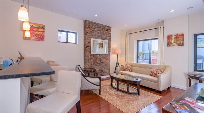 Building Photo - 340 Grove St Unit 3A