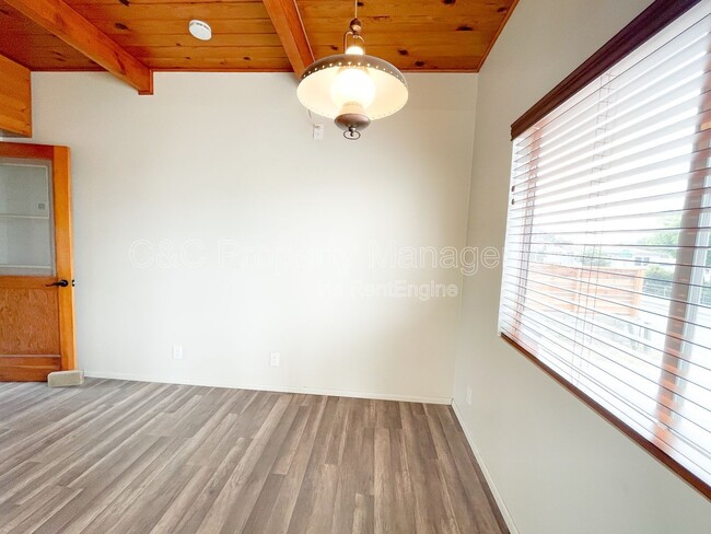 Photo - 1812 Luzern St