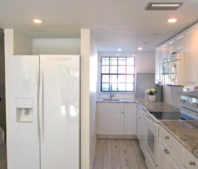 Photo - 625 N Halifax Ave