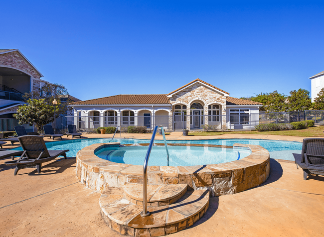 Swimming Pool & Spa - Stonebrook Apartments