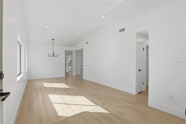 Photo - 640 Macduff Ln