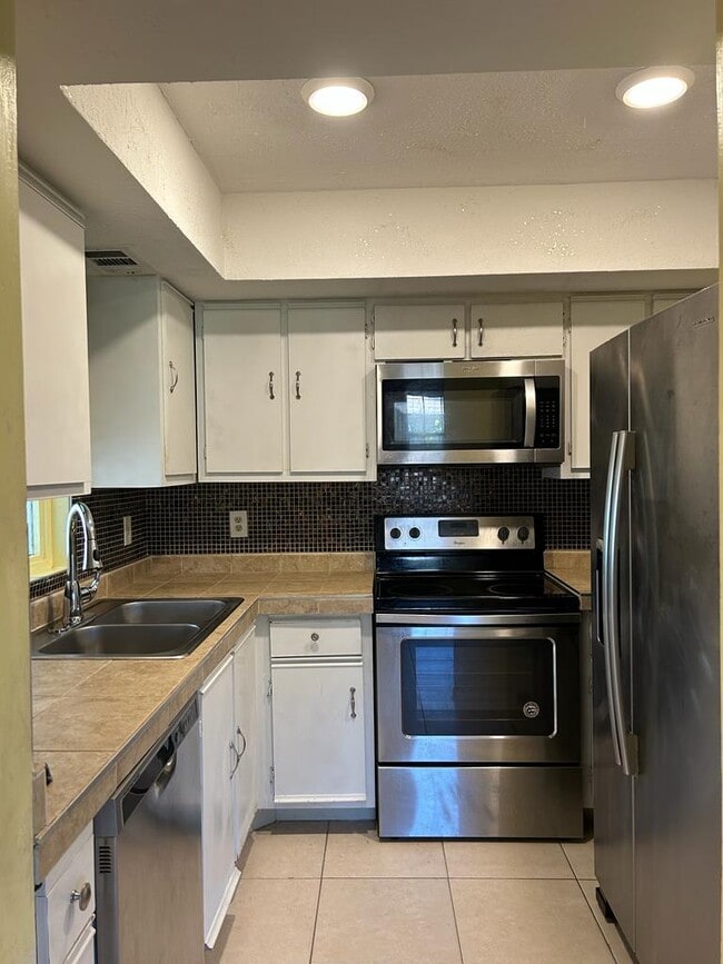 Building Photo - 1562 SE Royal Green Cir Unit T204