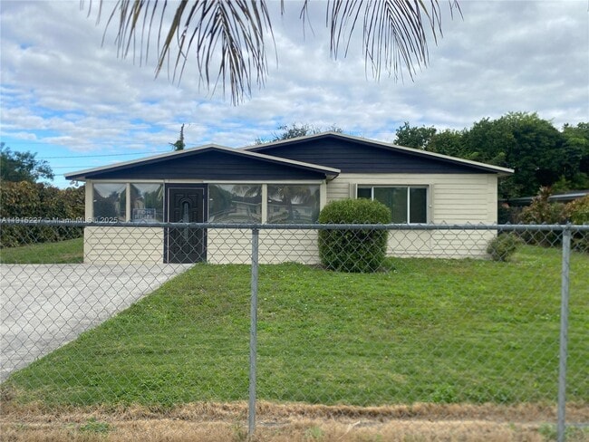 Photo - 746 NW 3rd St