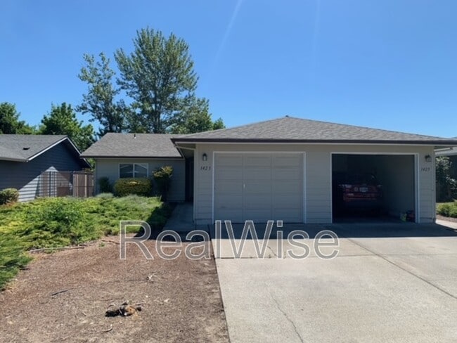 Building Photo - 1423 SW Kokanee Ln