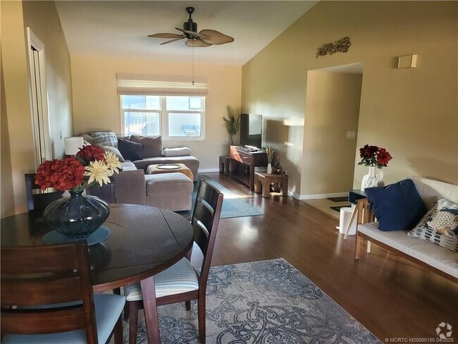 Building Photo - 1411 NE 14th Ct Unit 13 Rental