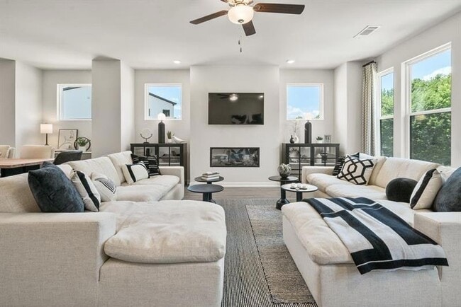 Photo - 323 Sammon Wy