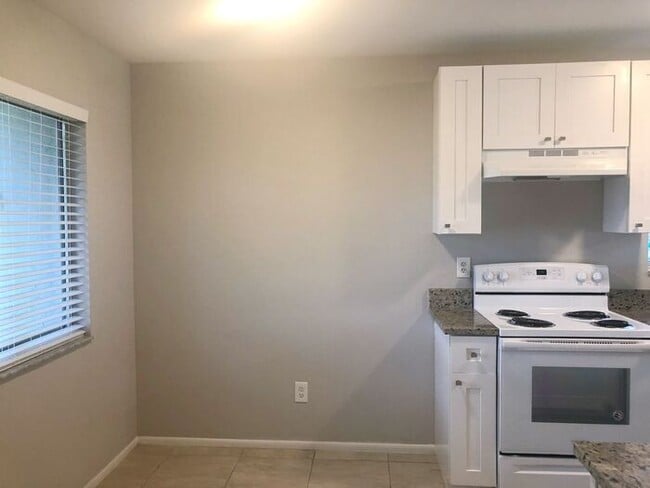 Photo - Cute 2/1 Duplex off Alafaya!