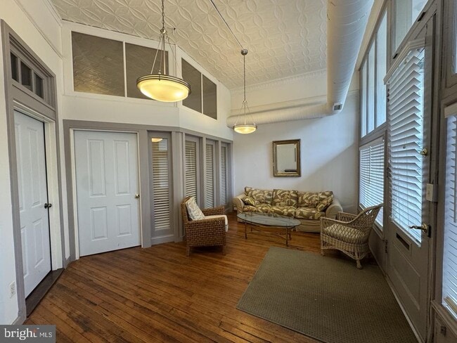 Building Photo - 328 S Broadway