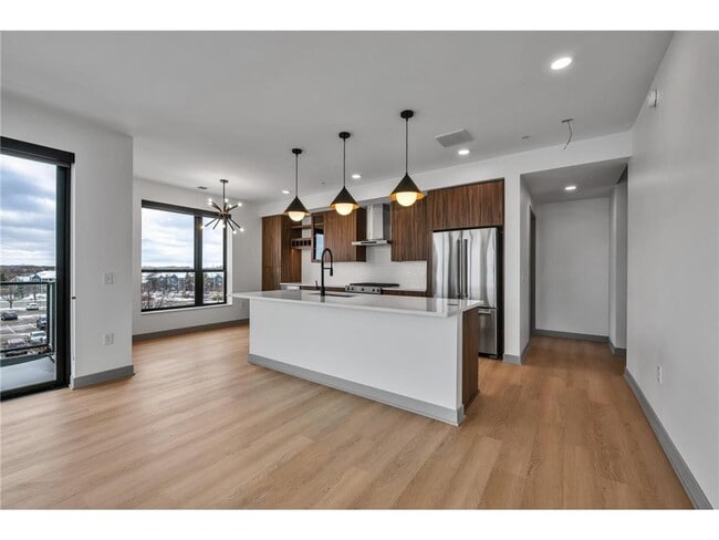 Building Photo - 640 Wisconsin Ave N Unit 405