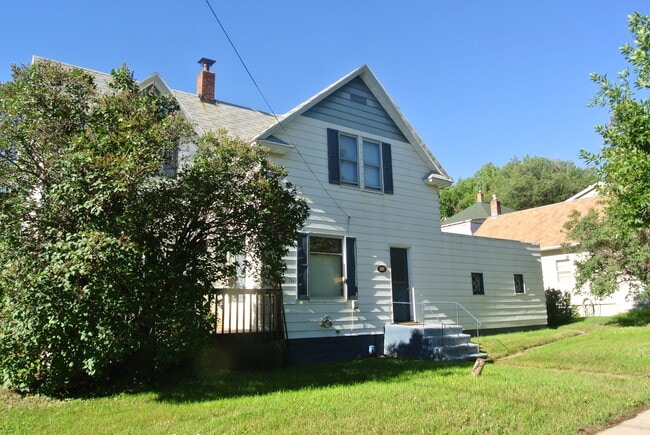 Building Photo - 122 5th Ave SE Unit 1