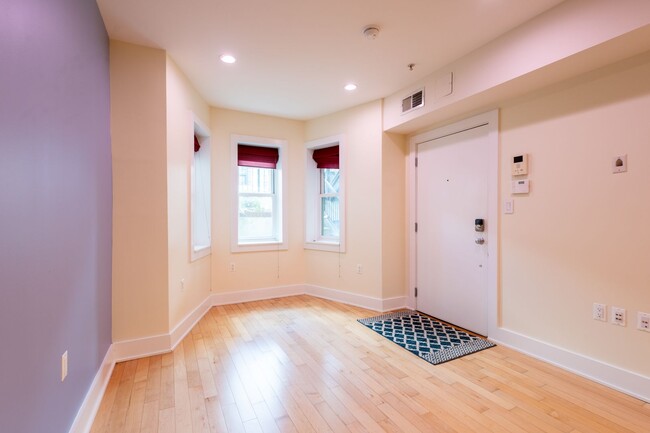 Photo - Lovely 1 BR + 1 Den/2 BA Condo in Mt Verno...