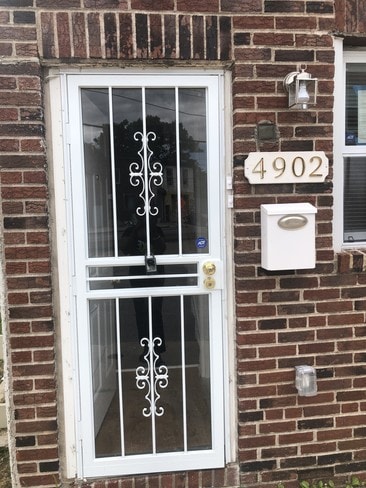 Front entrance - 4902 Kershaw St Unit 2nd Floor