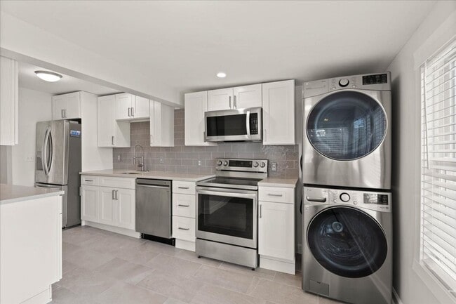 Building Photo - AVAILABLE NOW! 2 Bedroom 1 Bathroom Duplex in Kansas City $1400 Unit 4605 Harrison St  B