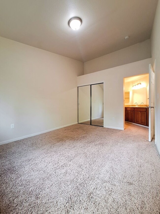 Photo - Great Second Floor 2bd Condo With Pool in Gated Complex