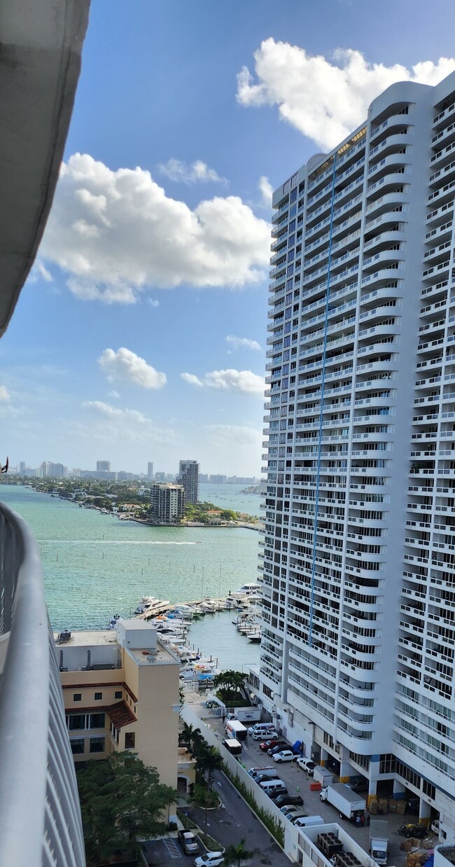 Building Photo - 1750 N Bayshore Dr Unit 2010 Rental