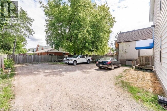 Photo - 567 Woolwich St