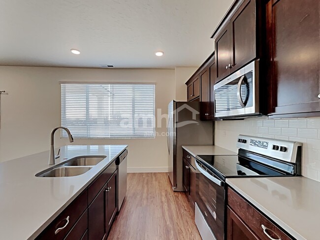 Photo - 901 N Barkvine Ave