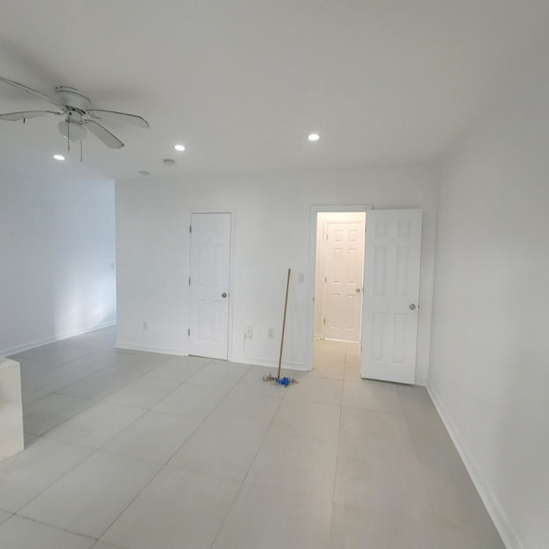 Photo - 916 W 42 St