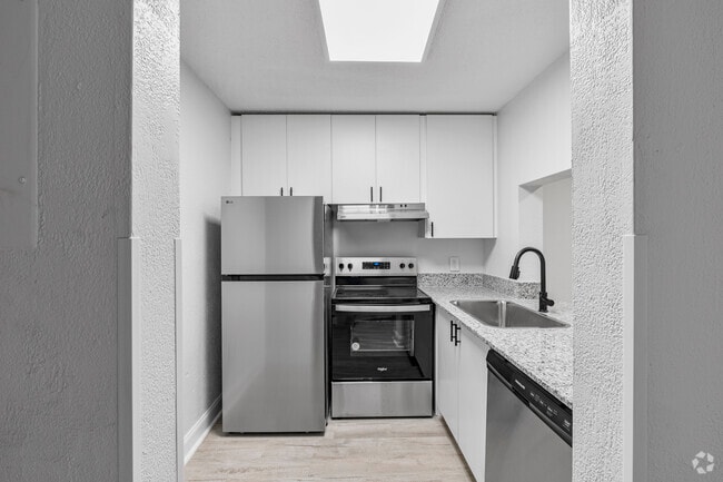 2BR, 1BA - 725 SF - Kitchen