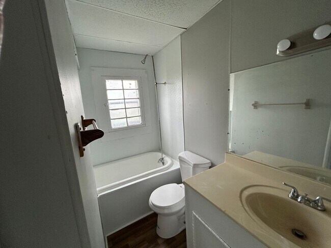 Photo - 3568 W 63rd St Unidad 3568 W 63rd St #1 DOWN