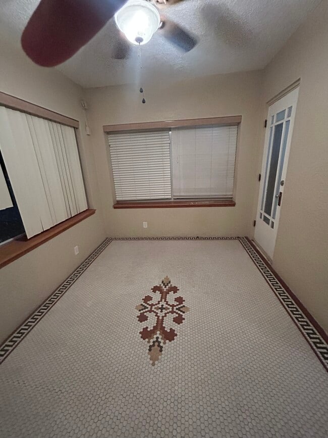 Photo - 833 5th Ave N