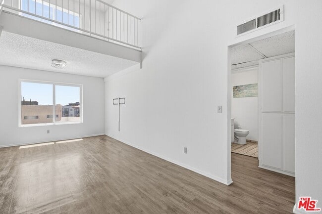 Photo - 3600 Bagley Ave Unidad 302