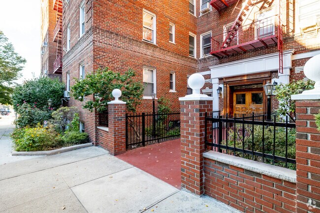 Photo - Saunders Court