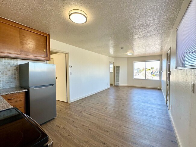 Building Photo - 660-664 Precita Avenue Unit 660A Precita Avenue Rental