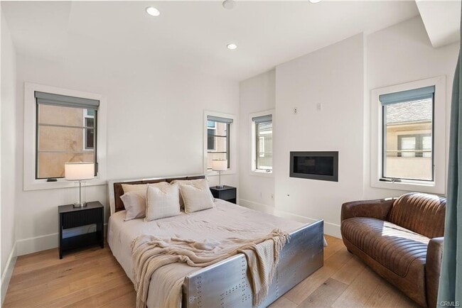 Building Photo - 606 1/2 Marigold Avenue, Newport Beach, CA 92625 - 2 BR 3 BA condo