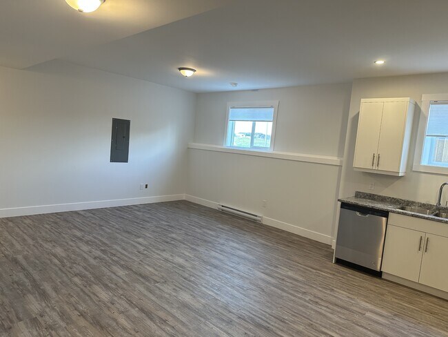 Photo - 8215-B-881A 81a St