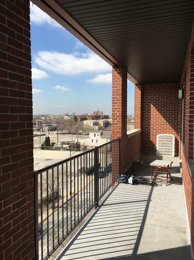 Building Photo - 2006 W Warren Blvd Unit 5SW