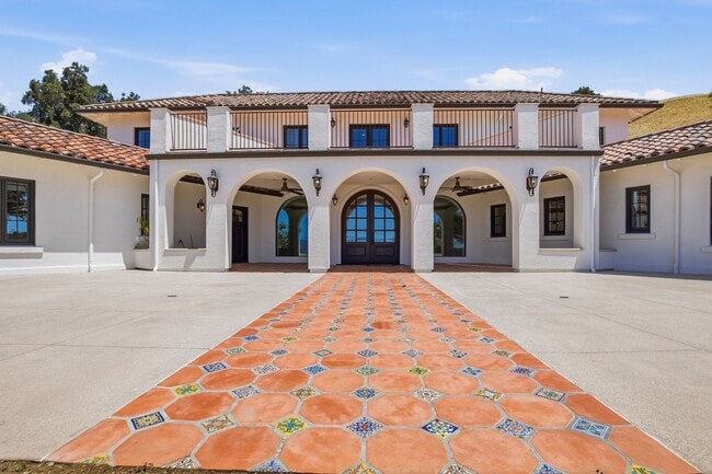 Building Photo - Luxury Foothills Estate | 4 Bed + Loft | 4.5 Bath | 6,200 Sq Ft | $8,500/month