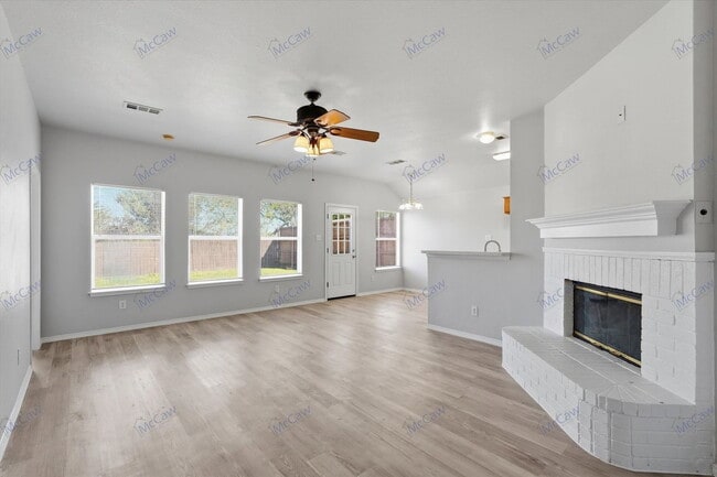 Photo - 412 Pin Oak Ln