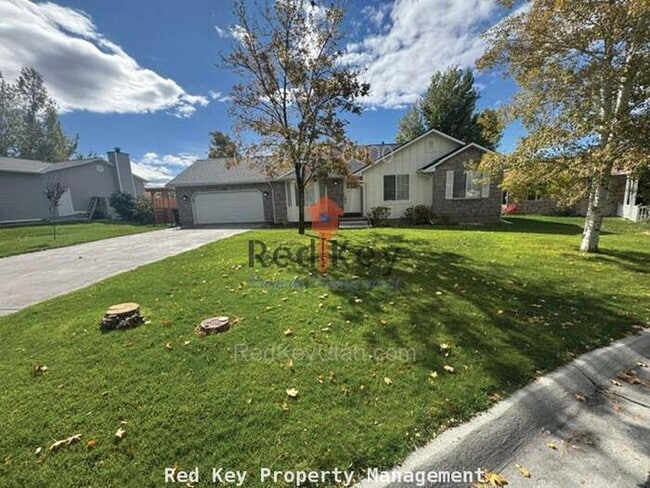 Building Photo - 176 Country Club Dr