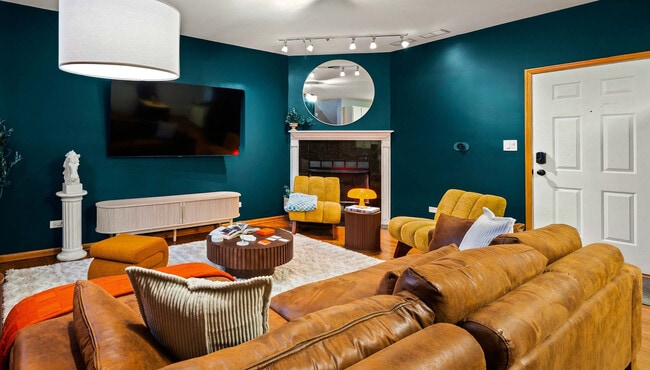 Building Photo - 1418 N Talman Ave