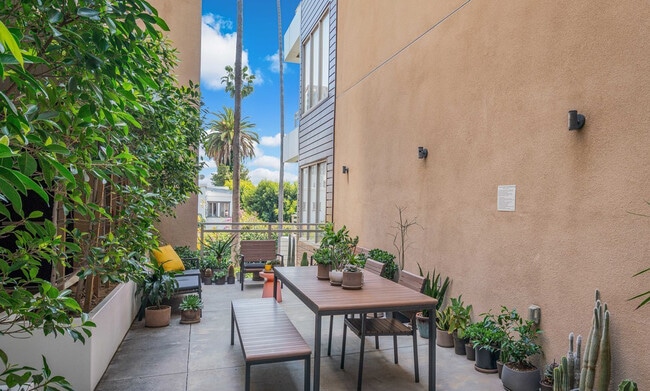 Skydeck - 6001 Carlton Way Unidad 106