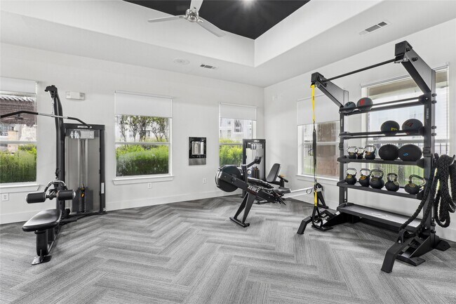 Photo - 14807 Woodland Hills Dr Unidad 7104