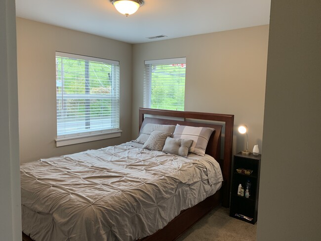 Building Photo - 6027 Glenwood Ave Unit D Rental