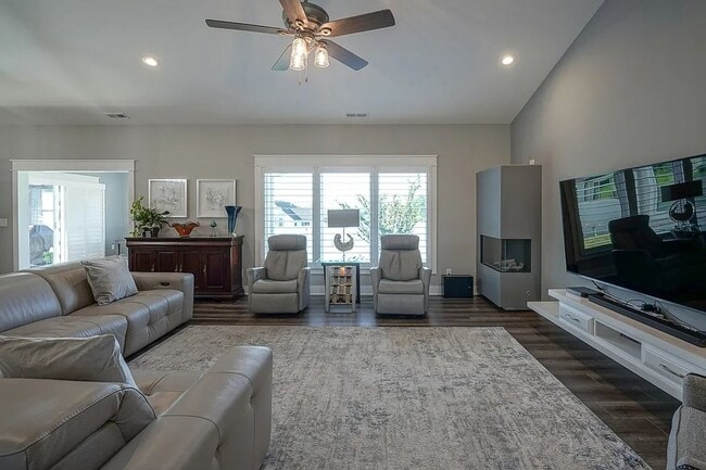 Photo - 740 E Holland Dr