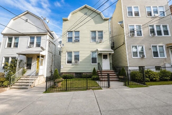 Building Photo - 148 Carlton Ave Unit 2R
