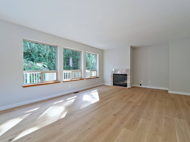 Photo - 721 Crown Dr