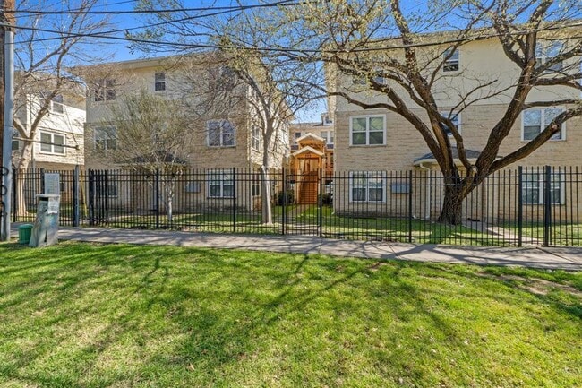 Building Photo - 305 E 31st St Unit 2