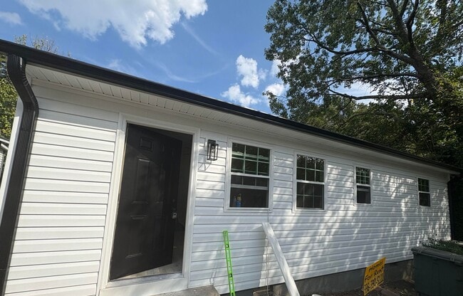 Building Photo - Newly Renovated House!! 3bd/1ba