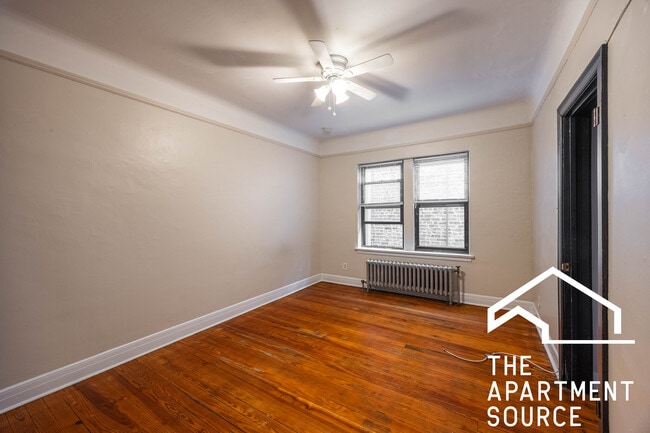 Building Photo - 968 W Cuyler Ave Unit 305