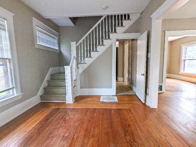 211 S W Ave