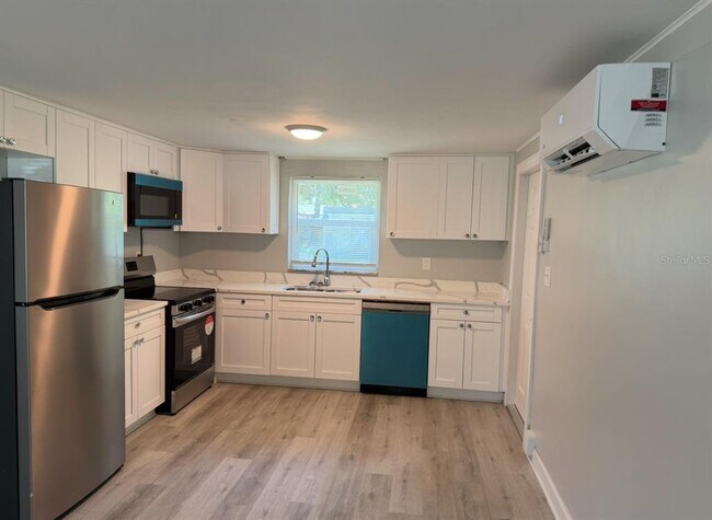 Photo - 5904 Kingsview Ln