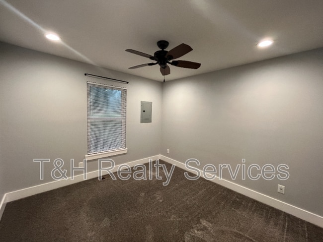 Photo - 201 W Knox St