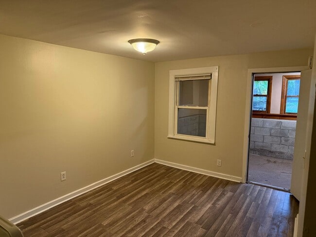 Building Photo - 686 3rd Ave Unit 1