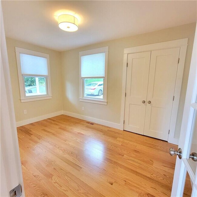 Photo - 33 Sakonnet Dr