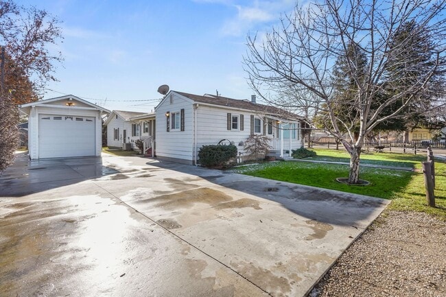 Building Photo - 3bd/2ba with Great Boise Location on Large Corner Lot